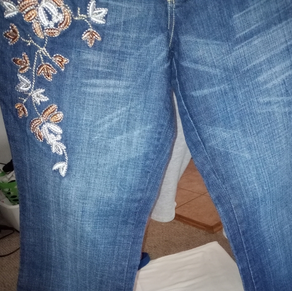NWOT SEXY BLUE JEANS Gorgeous Embroidered Flower Accents VENEZIA 14 99% Cotton - Picture 5 of 16
